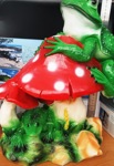Лягушка на грибах Фигурка садовая - фото